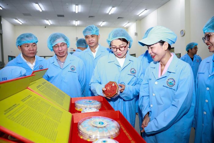Đoàn công tác của ĐH Quốc gia TP.HCM tham quan tại một doanh nghiệp nhằm trao đổi định hướng hợp tác trong nghiên cứu khoa học, chuyển giao công nghệ. Ảnh: VNUHCM