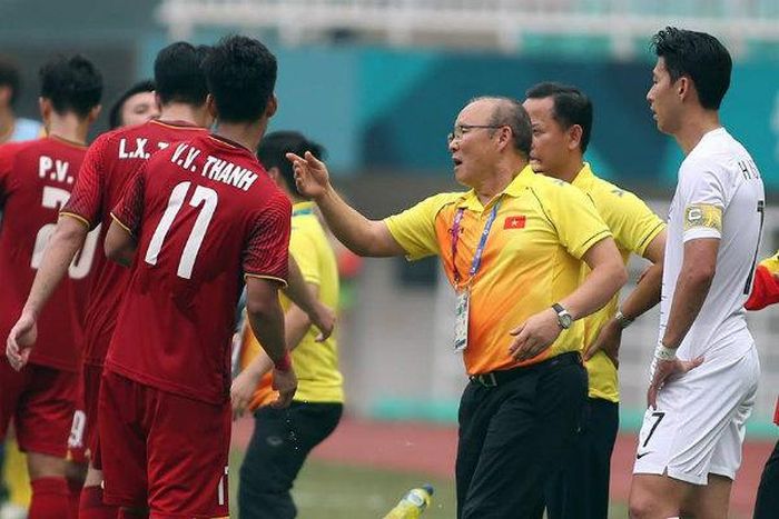  Trận bán kết Asiad 2018, Son Heung-min "soi" cách chỉ đạo của HLV Park Hang-seo với học trò U-23 Việt Nam. Ảnh:CTP 
