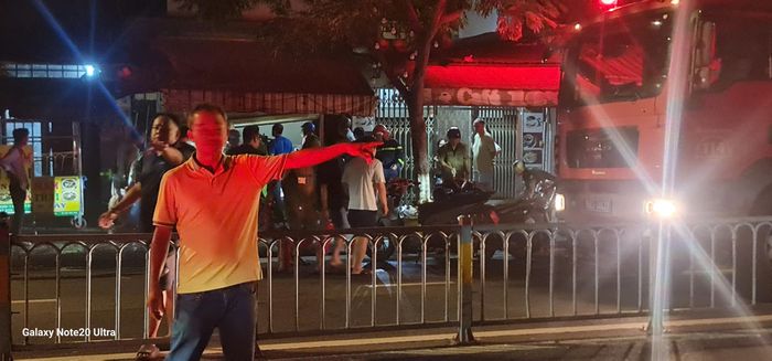 Những người bên trong căn nhà cháy sau đó được đưa ra ngoài an toàn, đám cháy cũng được khống chế. Ảnh: H.TÂM 