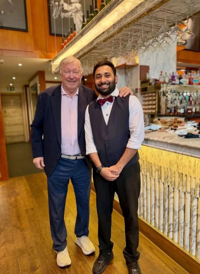  Vimal tự hào chia sẻ bức ảnh chụp cùng Sir Alex. ẢNH: INSTAGRAM VIMAL 