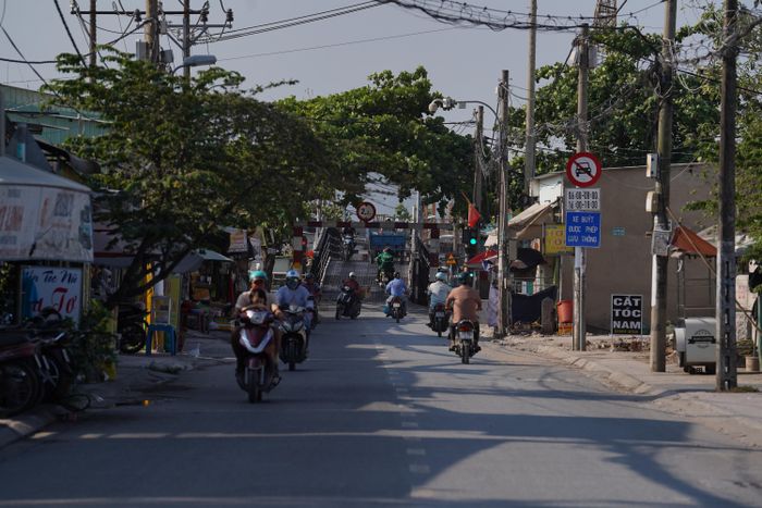  Đường Lê Văn Lương nhỏ hẹp. 