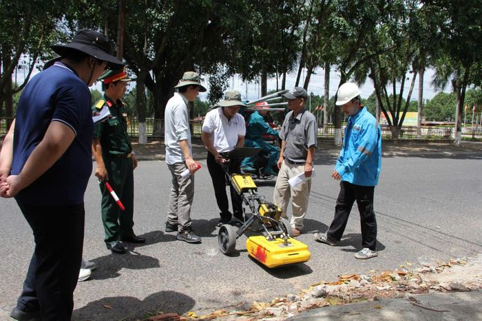  Các chuyên gia triển khai máy móc để tìm kiếm hài cốt liệt sĩ. 