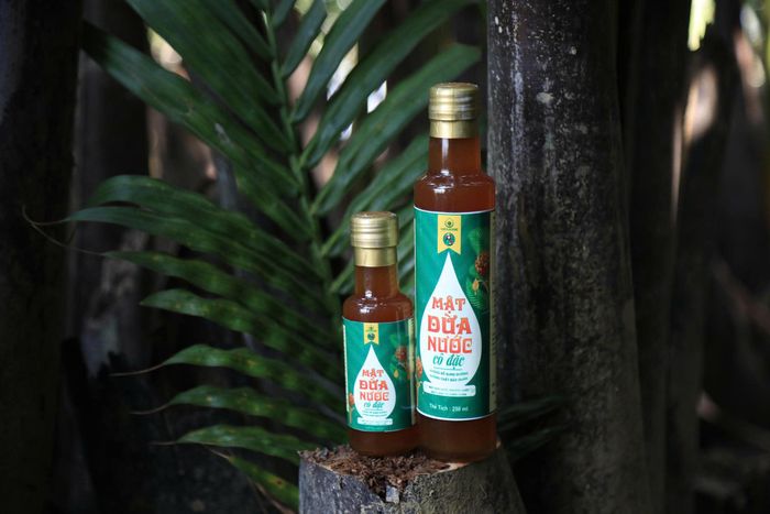  Mật dừa nước cô đặc đã đóng gói, cứ khoảng 8 lít mật tươi sẽ cho ra 1 lít mật cô đặc. 