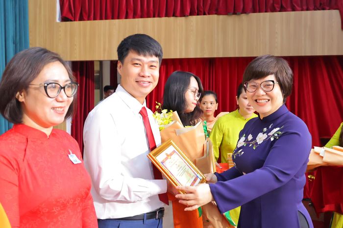  Bà Trương Minh Kiều, Bí thư Đảng ủy, Chủ tịch HĐND phường An Đông, biểu dương các cá nhân, tập thể. Ảnh: TTCUDVCPAĐ 