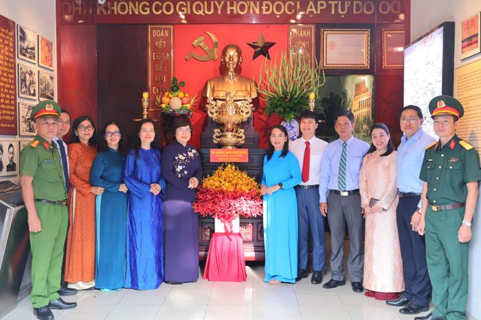  Lãnh đạo phường An Đông đã dâng hương, dâng hoa tại Nhà lưu niệm Bác Hồ số 5 Châu Văn Liêm kỷ niệm 115 năm ngày Bác ra đi tìm đường cứu nước (5-6-1911 – 5-6-2026). Ảnh: TTCUDVCPAĐ 