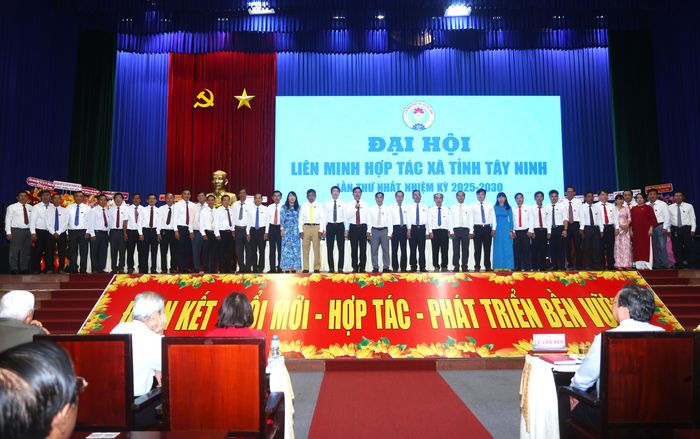  Ban Chấp hành Liên minh HTX tỉnh Tây Ninh khóa I ra mắt đại hội. Ảnh: HUỲNH DU 