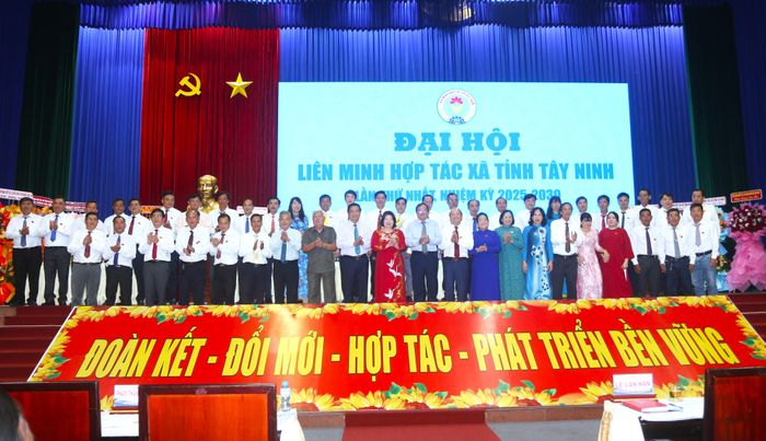  Các đại biểu chúc mừng Ban Chấp hành Liên minh HTX tỉnh khóa I ra mắt. Ảnh: HUỲNH DU 