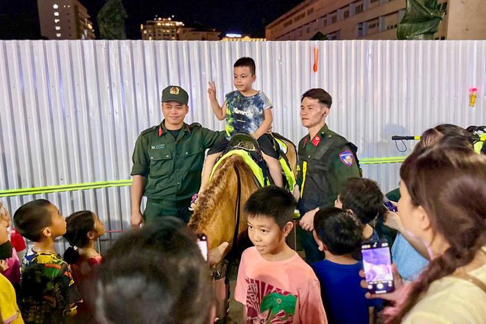  Hàng ngàn người dân và du khách háo hức tập trung tại khu vực Nghinh Lương Đình trong tối 4-6 để chờ đón màn trình diễn của lực lượng chức năng. 