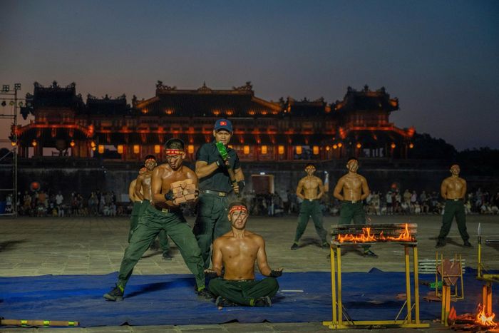  Chương trình khai mạc sẽ có các tiết mục công phu như biểu diễn quân nhạc, võ thuật, khí công - công phá, kỹ thuật điều khiển mô tô, ô tô, biểu diễn kỵ binh, bắn súng ứng dụng, xử lý tình huống bảo vệ yếu nhân, phòng cháy chữa cháy... 