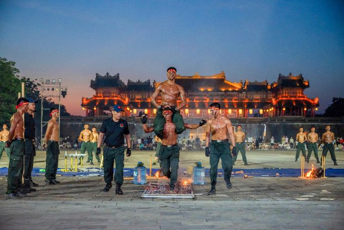  Các đội tuyển quân sự, võ thuật tham gia các buổi sơ duyệt chuẩn bị cho chương trình Khai mạc hội thao diễn ra vào tối 6-6. 