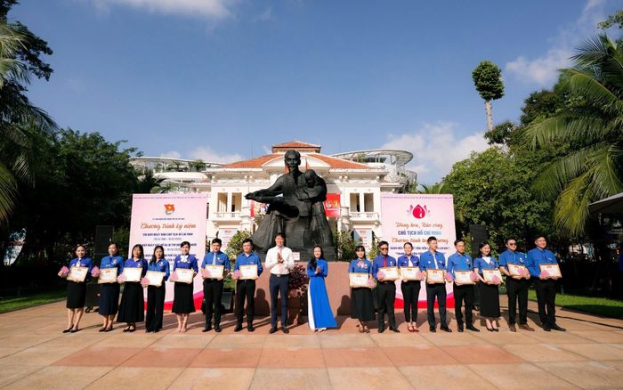  Đoàn UBND TP.HCM đã tuyên dương 256 tập thể cá nhân điển hình tiên tiến làm theo lời Bác và 18 gương Nhà giáo trẻ tiêu biểu năm 2026. 
