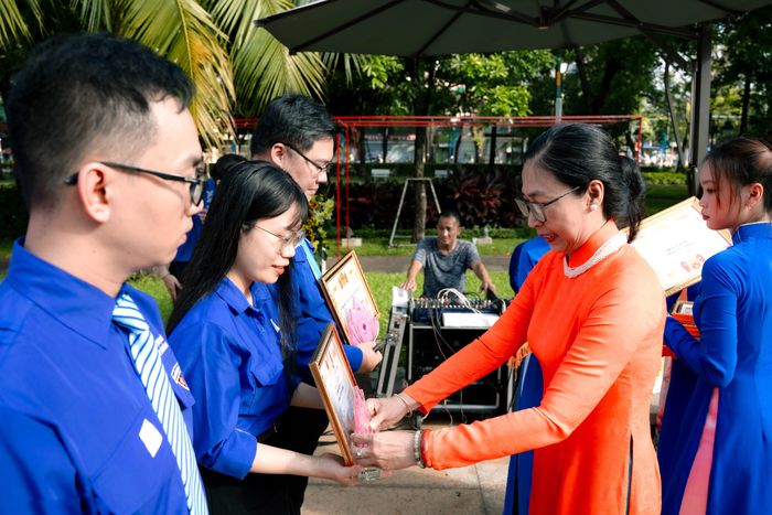  Chị Đỗ Thị Bé Trâm, Ủy viên BCH Chi đoàn báo Pháp Luật TP.HCM, được tuyên dương Thanh niên tiên tiến làm theo lời Bác. 