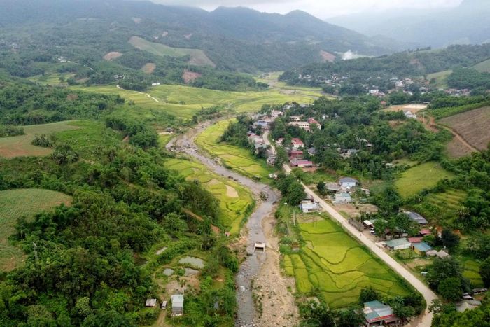  Từ Trung tâm xã Yên Thắng, anh Phạm Ngọc Bình (36 tuổi) và anh Hà Văn Hợp (32 tuổi) khoác lên mình bộ đồ đi rừng quen thuộc bắt đầu hành trình vào lõi rừng nguyên sinh. 