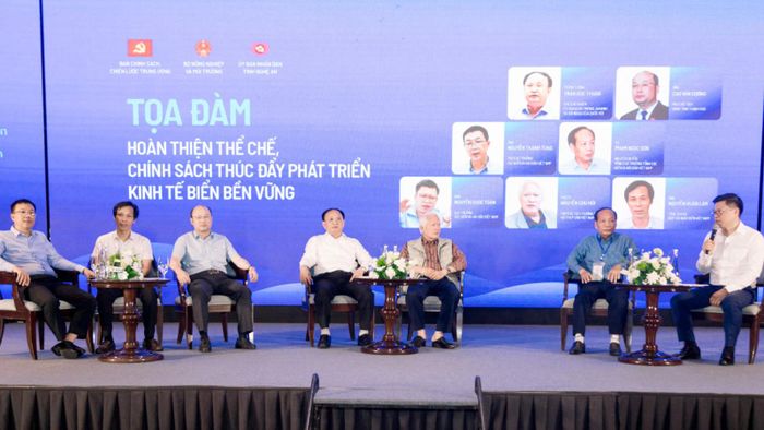  Các đại biểu tham gia Tọa đàm hoàn thiện thể chế, chính sách thúc đẩy phát triển kinh tế biển. 