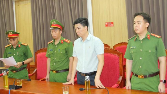 Cơ quan điều tra tống đạt các quyết định đối với bị can Đào Minh Khánh. Ảnh: Công an. 
