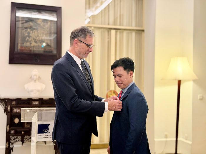 Đại sứ Pháp tại Việt Nam Olivier Brochet trao Huân chương Cành cọ Hàn lâm cho GS-TS Đỗ Văn Đại, Phó Hiệu trưởng Trường Đại học Luật TP.HCM. Ảnh: TRẦN MINH 