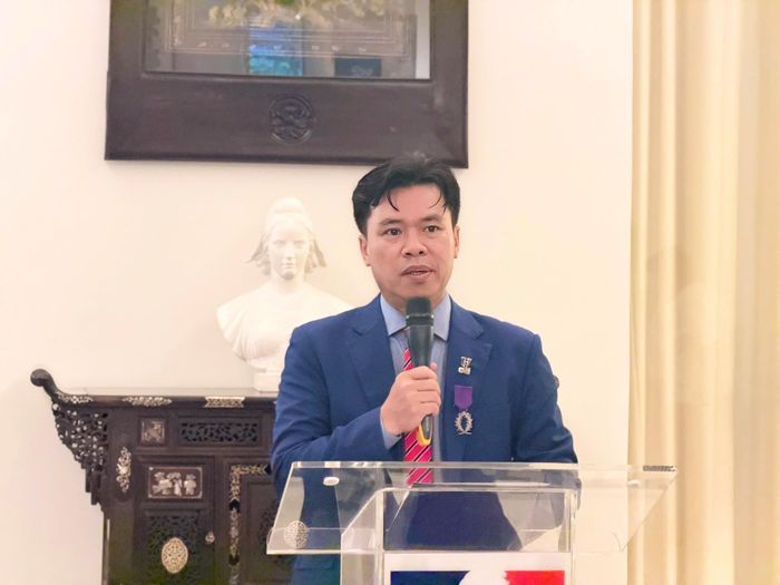  GS-TS Đỗ Văn Đại bày tỏ vinh dự và xúc động khi được nhận Huân chương Cành cọ Hàn lâm của Cộng hòa Pháp. Ảnh: TRẦN MINH 