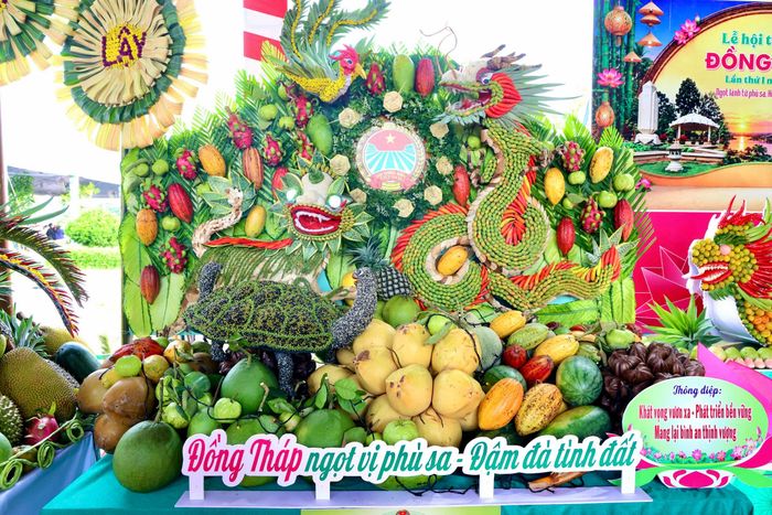  Từ những loại trái cây, nông sản quen thuộc, các đội thi đã tạo nên những tác phẩm mang tính tạo hình và thông điệp riêng. 