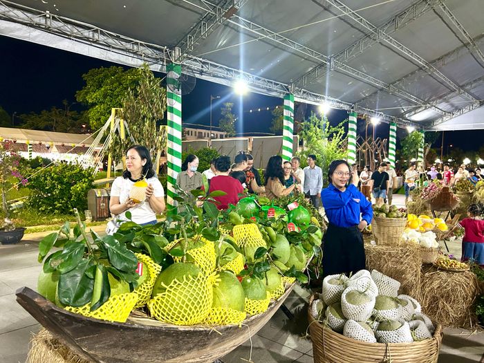 Người dân thích thú check-in với nhiều loại trái cây của Đồng Tháp. 