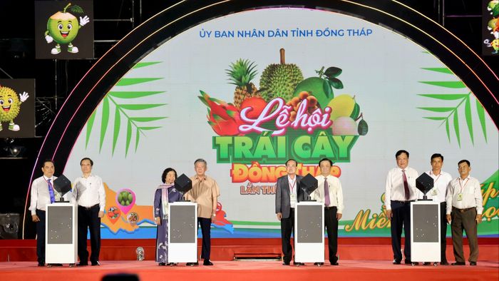  Các đại biểu thực hiện nghi thức khai mạc Lễ hội Trái cây Đồng Tháp lần thứ I năm 2026. 