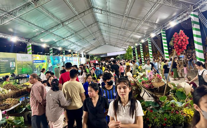  Đông đảo người dân tham quan Lễ hội Trái cây Đồng Tháp. 