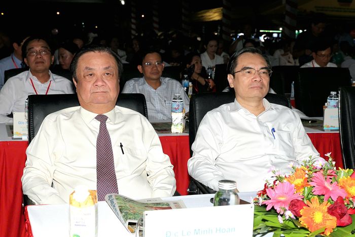  Nguyên Ủy viên Trung ương Đảng, Nguyên Phó Chủ tịch Quốc hội Lê Minh Hoan (bên trái). 