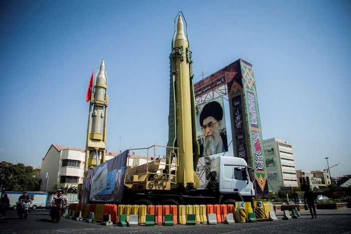  Iran trưng bày tên lửa trên đường phố Tehran. Ảnh: Reuters. 
