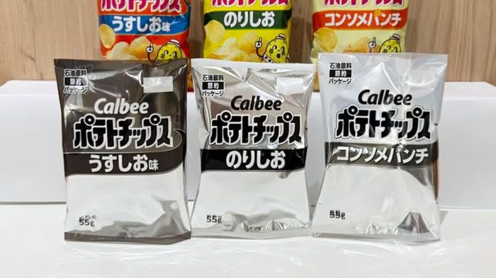  Thương hiệu Calbee thay đổi bao bì sản phẩm sang màu đen trắng do các vấn đề về chuỗi cung ứng gây ra bởi chiến sự Trung Đông. Ảnh: Calbee/ CNN. 