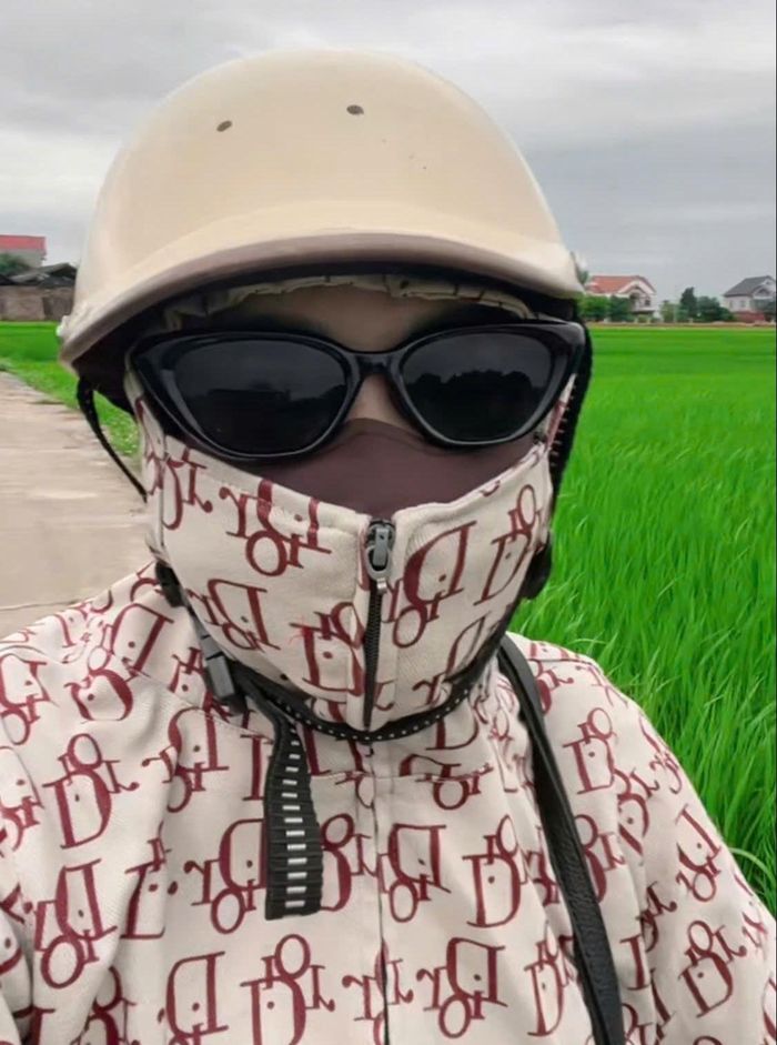 Chị Uyên phải bịt kín mỗi khi ra đường đi làm.