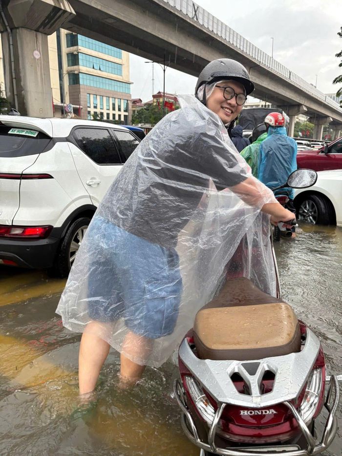  Không chỉ ngày nắng gắt, mưa dông cũng là điều Dương Minh ngán ngẩm khi chạy xe máy đi làm. 