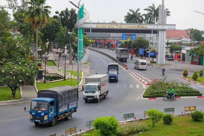  Từ một huyện vùng ven, huyện Củ Chi cũ được nghiên cứu lên thành phố thuộc TP.HCM vào năm 2022. Theo phương án quy hoạch trước đây, huyện Củ Chi sẽ là khu vực đô thị hóa phía bắc thành phố. Huyện được định hướng là trung tâm công nghiệp, khu công nghệ cao, phát triển nông nghiệp ứng dụng công nghệ cao, nông nghiệp sinh thái, hữu cơ. Tuy nhiên, khi đó, nút thắt lớn nhất cần tháo gỡ của huyện là hạ tầng giao thông. 
