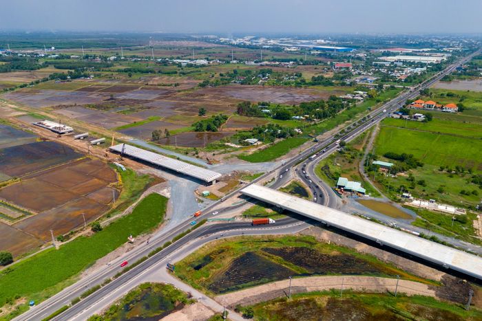  Năng lực kết nối liên vùng của xã Củ Chi được gia tăng khi nằm cạnh Vành đai 3 dự kiến hoàn thành cuối năm nay. Trong ảnh là nút giao Vành đai 3 TP.HCM với Quốc lộ 22. Vành đai 3 TP.HCM có tổng chiều dài khoảng 76 km, giữ vai trò kết nối liên vùng giữa TP.HCM, Đồng Nai và Tây Ninh. 
