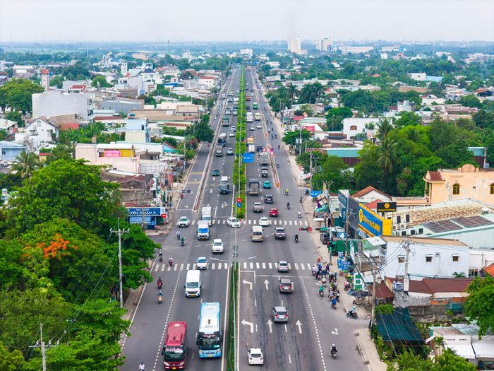 Cùng với loạt dự án trên, tuyến metro số 2 đoạn Tham Lương - Củ Chi trong tương lai là những dự án được kỳ vọng thay đổi diện mạo các địa phương vùng ven TP.HCM như Củ Chi. Khi tuyến metro này hoàn thành, xã Củ Chi có thể hưởng lợi gián tiếp. Ngoài ra, TP.HCM còn quy hoạch thêm tuyến metro số 8 (Đa Phước - Bình Mỹ) và 1 tuyến LRT/tramway ven sông. 