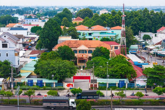 Trong ảnh là trụ sở UBND xã Củ Chi đặt tại số 314, đường Phan Văn Khải. Nằm ở vùng ven TP.HCM nhưng xã Củ Chi có mức độ đô thị hóa cao, định hướng phát triển theo mô hình đô thị sinh thái thông minh. 