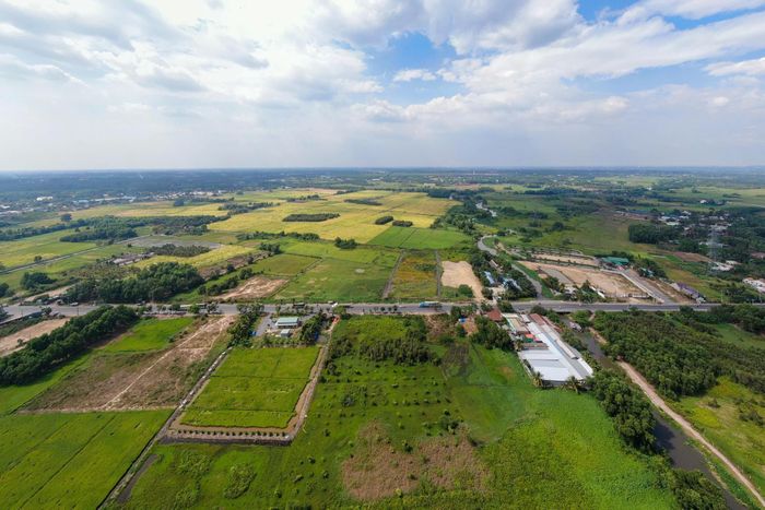  Trong tương lai, điểm đầu cao tốc TP.HCM - Mộc Bài sẽ kết nối với đường Vành đai 3. Trong ảnh là khu vực dự kiến tuyến cao tốc đi qua tại xã Phú Hòa Đông, giáp xã Củ Chi. Dự án có tổng vốn đầu tư 22.975 tỷ đồng, đang trong quá trình lựa chọn nhà đầu tư để khởi công vào tháng 7 theo kế hoạch. Khi hoàn thành vào năm 2028, tuyến đường được kỳ vọng sẽ giảm áp lực giao thông cho Quốc lộ 22. 