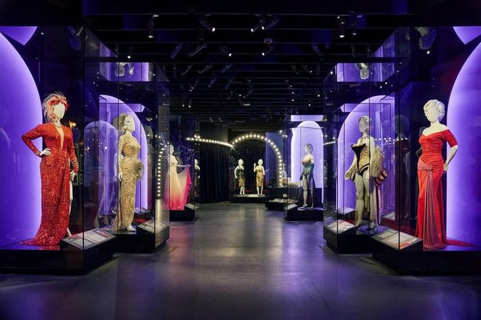  Xuyên suốt triển lãm là hình ảnh một Marilyn Monroe luôn trăn trở về cách công chúng nhìn nhận mình. Những mẩu báo bà tự cắt lại, các bức ảnh từng được cân nhắc làm bìa tạp chí rồi bị chính bà gạch bỏ cho thấy sự khắt khe với bản thân. Sau khi bị chỉ trích về gu thời trang, bà thậm chí từng xuất hiện trong một chiếc váy làm từ bao tải khoai tây như một cách đáp trả đầy hài hước. 