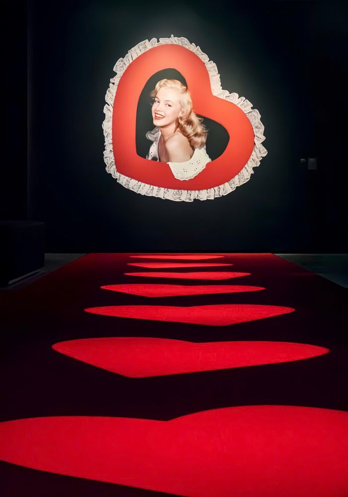  Triển lãm cũng giới thiệu bức thư Marilyn gửi đạo diễn John Huston để từ chối tham gia một dự án phim về Sigmund Freud. Trong thư, bà giải thích rằng gia đình Freud không ủng hộ việc chuyển thể cuộc đời ông lên màn ảnh và bà không muốn góp mặt trong dự án này. Một tài liệu khác ghi lại cuộc trao đổi căng thẳng giữa đạo diễn Billy Wilder và chồng của nữ nghệ sĩ khi đó là nhà viết kịch Arthur Miller. Wilder phàn nàn về thái độ làm việc của Marilyn trên phim trường, trong khi Miller phản bác rằng những đánh giá đó là bất công và khẳng định: “Bất chấp tất cả, vẻ đẹp và lòng nhân hậu của cô ấy vẫn luôn tỏa sáng.” 