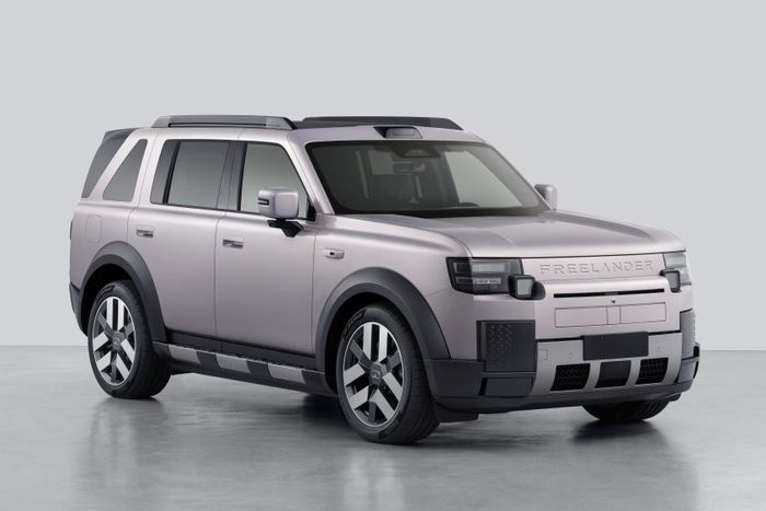  Freelander 8 là mẫu SUV cỡ lớn trang bị đầy đủ các cấu hình BEV, PHEV và EREV, được sản xuất tại nhà máy Chery Jaguar Land Rover ở Trường Tô (Trung Quốc). 