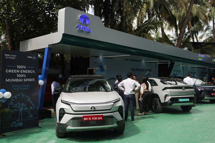  Dù các hãng xe Ấn Độ đã tăng mạnh đầu tư cho nghiên cứu và phát triển trong những năm gần đây, họ vẫn khó theo kịp tốc độ đổi mới công nghệ, chi phí sản xuất và quy mô phát triển của các thương hiệu Trung Quốc. 