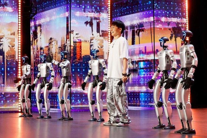  Đội hình robot Unitree tham dự America's Got Talent. Ảnh: NBC.