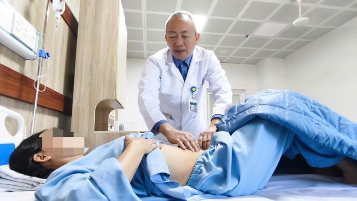  Bác sĩ thăm khám cho bệnh nhân. 