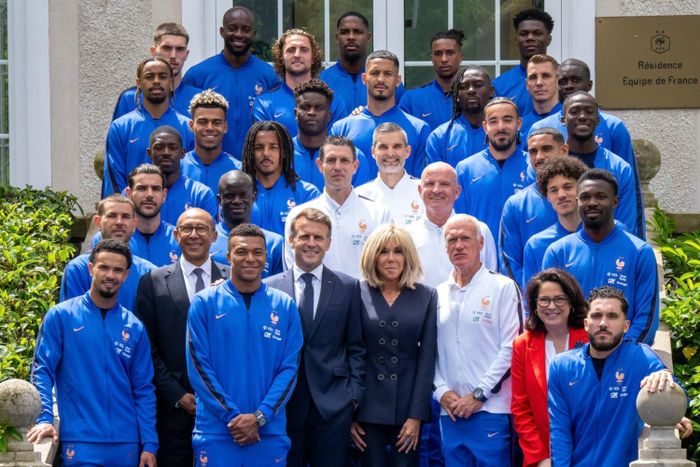  Trong khi nhiều đội tuyển lựa chọn những màn tiễn đưa mang đậm màu sắc văn hóa địa phương, tuyển Pháp lại có sự chuẩn bị mang tính nghi thức cấp quốc gia. Trước khi lên đường, toàn đội đã gặp Tổng thống Emmanuel Macron cùng Đệ nhất phu nhân Brigitte Macron tại Trung tâm Bóng đá Quốc gia ở Clairefontaine, gần Paris. Các ngôi sao như Kylian Mbappe và Ousmane Dembele xuất hiện với tâm trạng thoải mái, cùng chụp ảnh lưu niệm trước chuyến đi. Ảnh: Emmanuel Macron/X. 