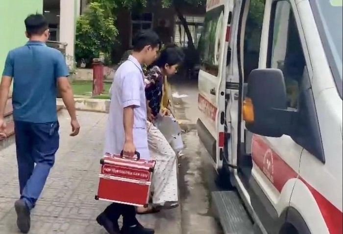 Nữ sinh được đưa đến điểm thi lớp 10 bằng xe cứu thương. Ảnh: Báo Thanh Hóa.