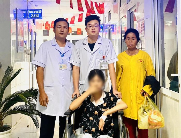 Em N. vừa trải qua ca phẫu thuật viêm phúc mạc ruột thừa. Ảnh: Báo Thanh Hóa.