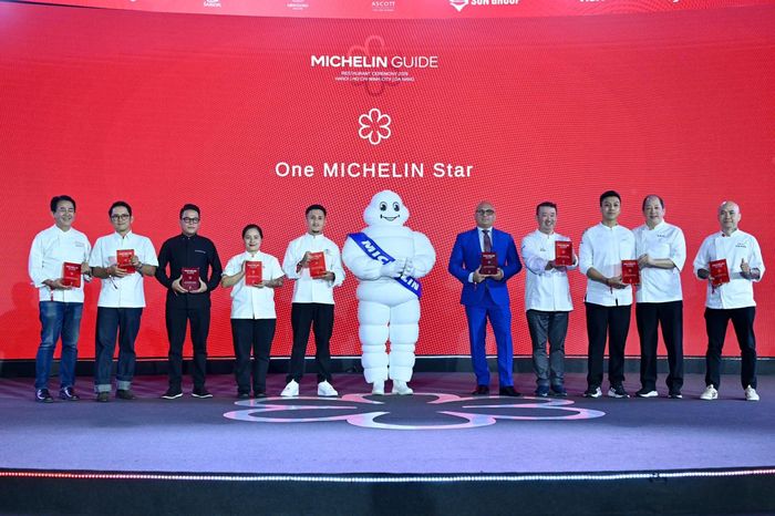  Các nhà hàng được trao một sao và giữ vững danh hiệu một sao Michelin trong buổi lễ tối 4/6 tại Hà Nội. Ảnh: Đan Châu. 