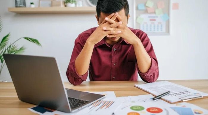  Theo WHO, làm việc từ 55 giờ/tuần trở lên có liên quan đến nguy cơ đột quỵ và bệnh tim cao hơn đáng kể. Ảnh: Freepik. 