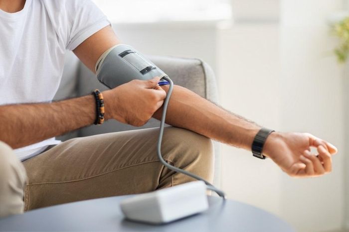 Huyết áp cao không còn là vấn đề của người già mà ngày càng gia tăng ở người trẻ tuổi. Ảnh: Shutterstock. 