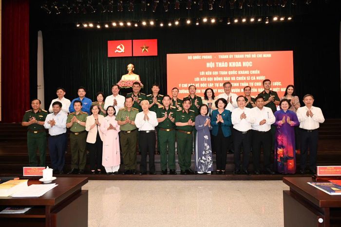  Ông Dương Trung Ý (hàng đầu, thứ tư, từ phải sang), Ủy viên Ban Chấp hành Trung ương Đảng, Tổng biên tập tạp chí Cộng sản, tham gia Hội thảo. Ảnh: Quốc Thanh. 