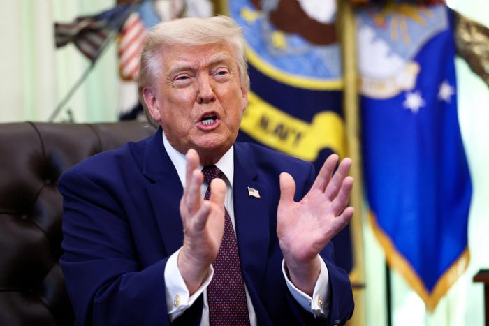  Tổng thống Mỹ Donald Trump phát biểu trước các phóng viên sau khi ký sắc lệnh hành pháp tại Phòng Bầu dục của Nhà Trắng, ở Washington, DC (Mỹ) ngày 3/6. Ảnh: Reuters.