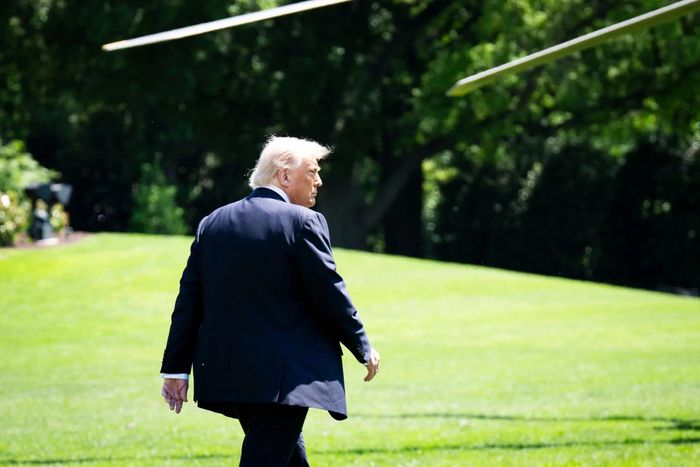  Ông Trump rời Nhà Trắng hôm 3/4 sau khi bốn nghị sĩ Cộng hòa tại Hạ viện đã cùng với đảng Dân chủ yêu cầu ông Trump rút quân Mỹ khỏi cuộc xung đột với Iran. Ảnh: New York Times. 